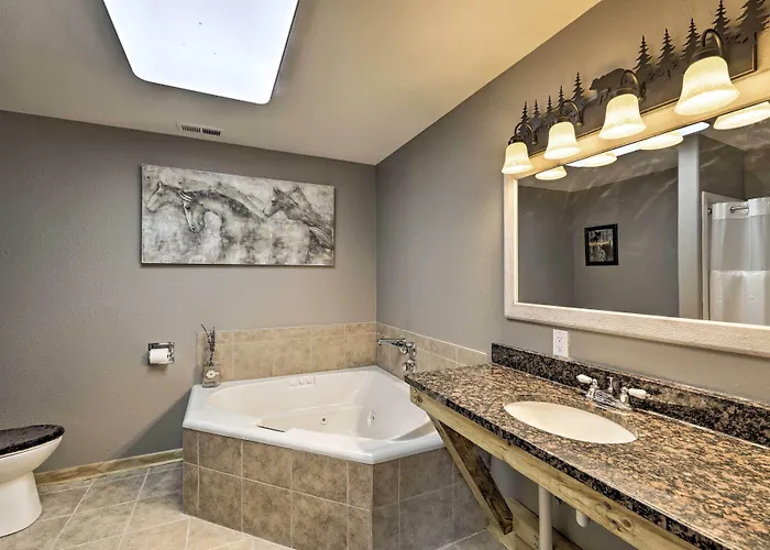 W/ Hot Tub, Sauna & Pool Table!