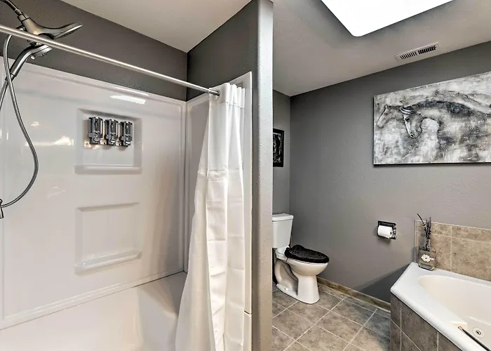W/ Hot Tub, Sauna & Pool Table!