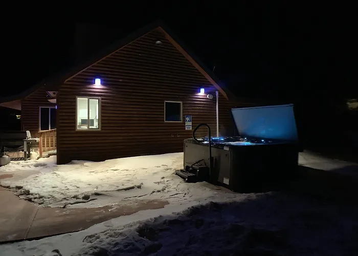 W/ Hot Tub, Sauna & Pool Table!