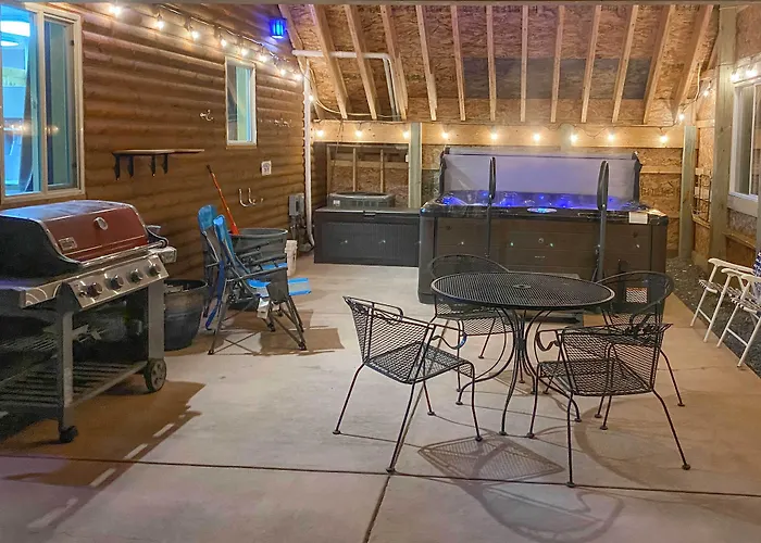 Holiday home W/ Hot Tub, Sauna & Pool Table! *