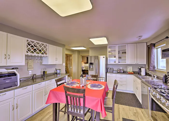 W/ Hot Tub, Sauna & Pool Table! Holiday home *