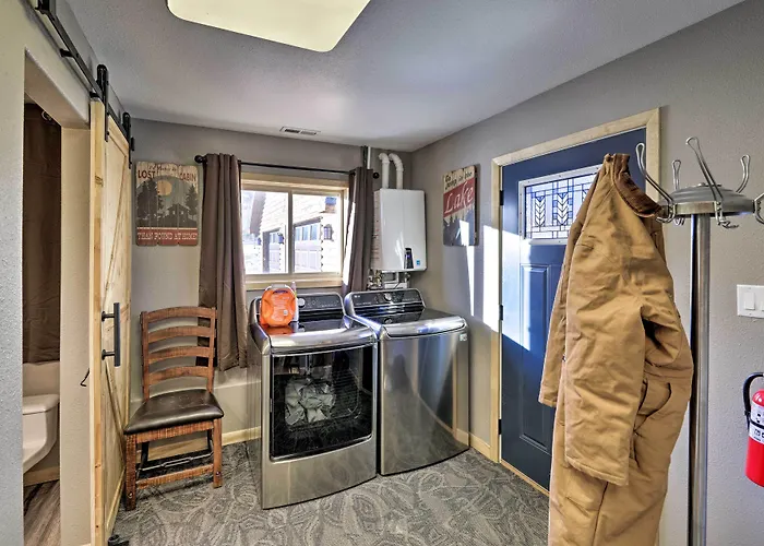 Holiday home W/ Hot Tub, Sauna & Pool Table! *