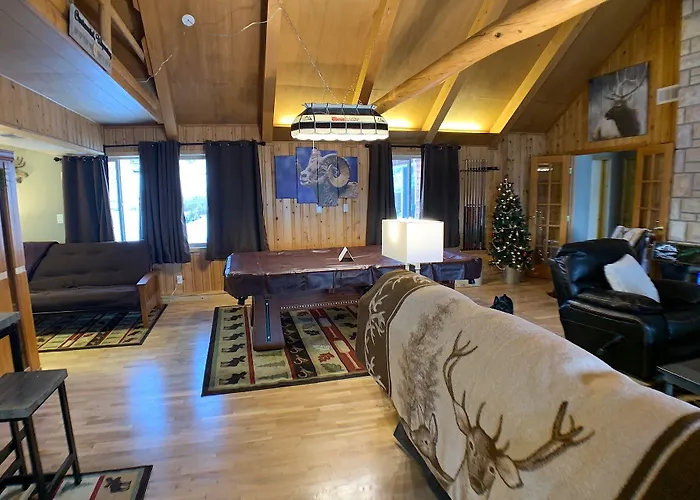 W/ Hot Tub, Sauna & Pool Table! *