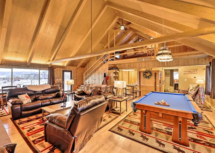 W/ Hot Tub, Sauna & Pool Table! Holiday home *