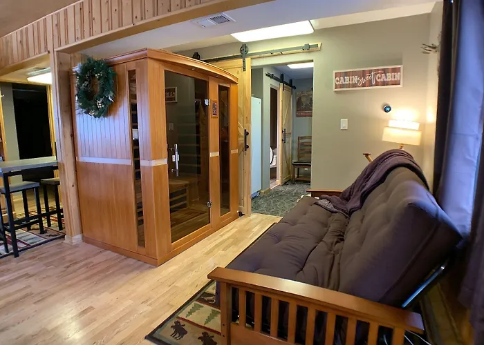 W/ Hot Tub, Sauna & Pool Table! Holiday home *