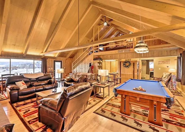 Holiday home W/ Hot Tub, Sauna & Pool Table! Centennial